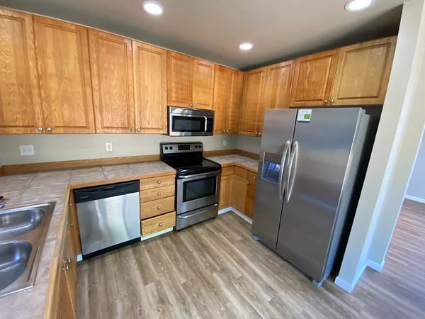 $1,989 / 3br - 1790ft2 - Un lugar que se siente naturalmente como en casa (Des Moines, WA)63808059031809121