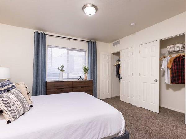 $1,650 / 3br - 1150ft2 - Covered Parking, Wheelchair Access, Microwave, Swimming Pool63672931538561122