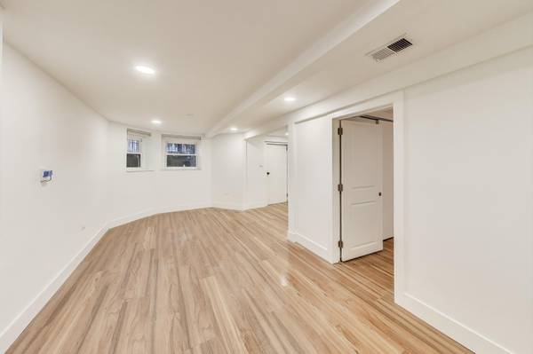 $2,450 / 2br - LOGAN SQUARE! NEWLY REMODELED 2BR+DEN/OFFICE, W/D IN UNIT, CENTRAL AIR (Logan Square - 2704 N. Sacramento, G)63781279527043122