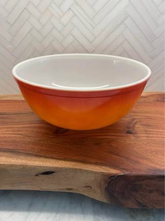 Vintage 404 Pyrex 4 Quart Mixing Bowl - Orange/Pumpkin 10.5" 1