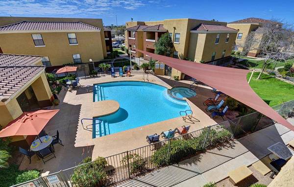 $1,800 / 3br - 1076ft2 - Effortless Commute, 3 BR/2 BA w/ Easy Access to Freeways64024999978371120