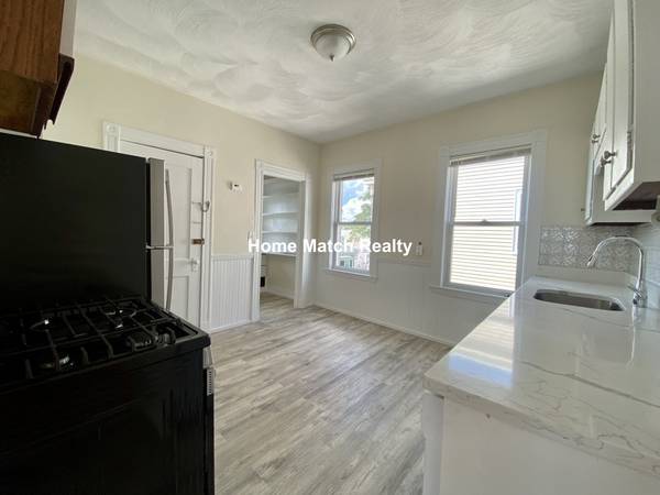 $3,400 / 3br - West Somerville 3 Bed/1 Bath Apartment | Near Tufts University63810087302787121