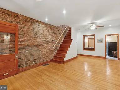 $650 / 2br - 940ft2 - Casa adosada de 2 habitaciones con fachada de ladrillo y patio trasero privado (Filadelfia)63666799886083123