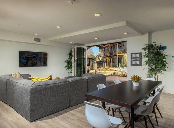 $2,600 / 1br - 1ER MES CON $500 DE DESCUENTO + Persianas, Interior Mejorado, Vista Impresionante (Vista Village)63663819700865123