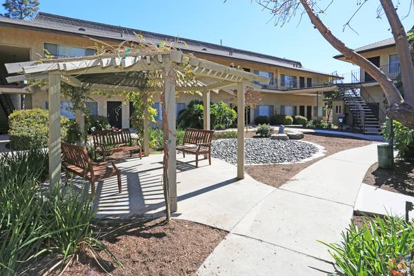 $2,395 / 2br - 960ft2 - Sin depósito por mascotas, estacionamiento cubierto reservado con gabinete de almacenamiento, piscina (9205 Carlton Oaks Dr, Santee, CA)63657310452739122