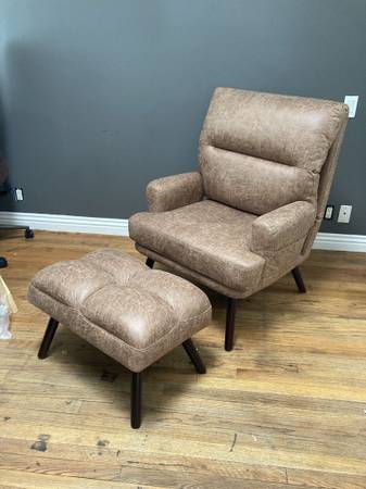 Free Recliner – Comfortable & Works Great (First Come, First Served) 1