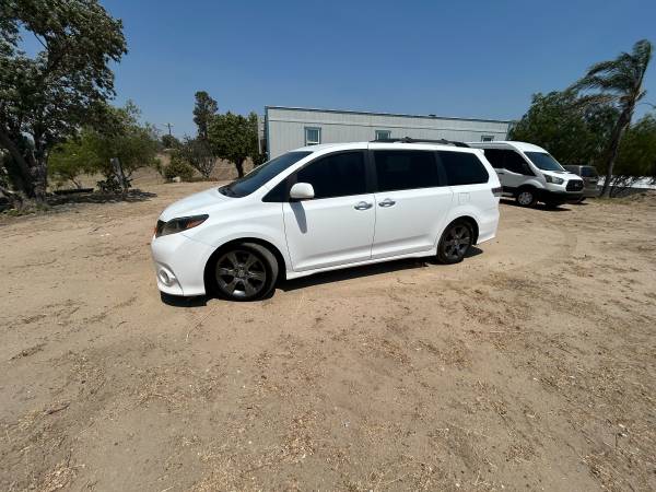 2016 toyota sienna LE 140k miles - $10,90063440962929027124