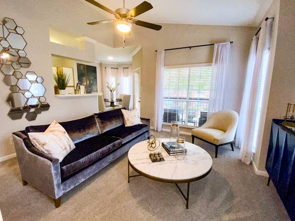 $1,300 / 1br - Great Location! Look & Lease Special (Sugar Land)63924170655619121