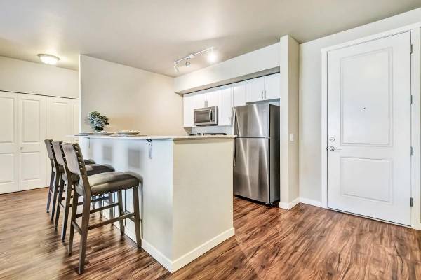 $1,666 / 1br - 659ft2 - Soaring 9-ft and 10-ft Ceilings, Cozy Outdoor Fire Pit (Pilot Butte)63839294522881121