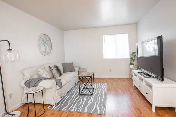 $2,249 / 2br - 900ft2 - Distribuciones Espaciosas, Ubicación Ideal, Habitaciones Bañadas de Luz, Apto para Mascotas (santa rosa)63847325868033123