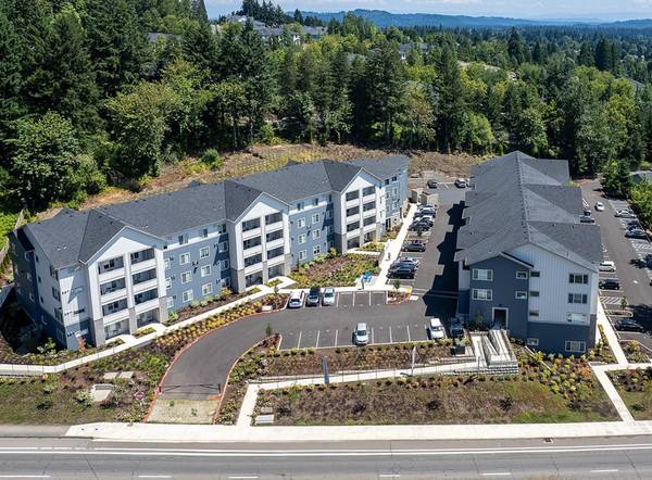 $1,800 / 2br - 1.5 MONTHS OFF - Unique Layouts - Along Southwest Pacific Highway (Tigard)63914740139139123