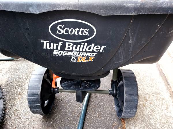 Scotts DLX Broadcast Spreader 1