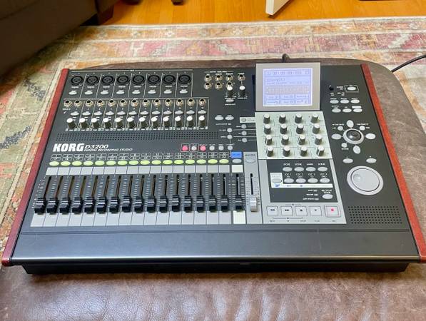 Korg D3200 digital audio recorder with case 1