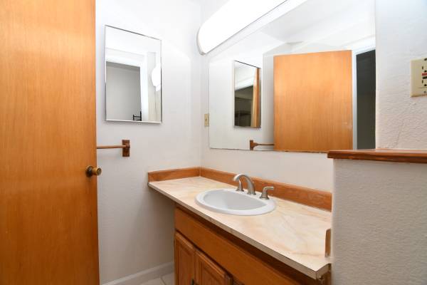 $1,900 / 2br - 670ft2 - KAPAHULU - 2 BEDROOM 1 BATH (NO PARKING) (HONOLULU)63939398155651124