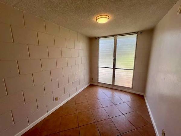 $1,800 / 2br - Apartamento de 2 habitaciones y 1 baño disponible en 27 Lakeview Circle ((Wahiawa))63686691300481120