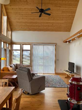 $1850.00 / 1br - 825ft2 - Little Lazy Bzzz Cabin63656975300225122