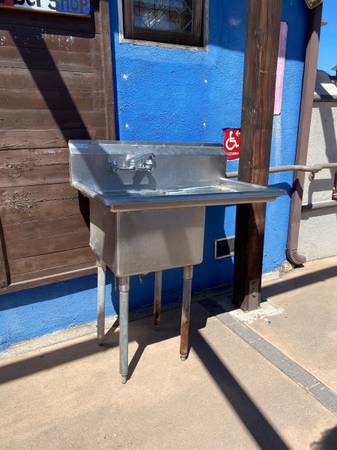 CURB ALERT - Stainless Steel Restaurant Sink 1