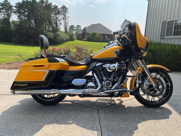 2022 CVO Street Glide - 2,300 Miles - Like New