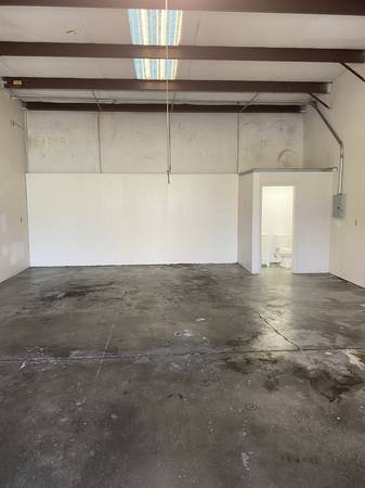 $800 / 1000ft2 - Warehouse Space for Lease 19771 Hirsch Ct. Unit #3 (Anderson)63972532894082123