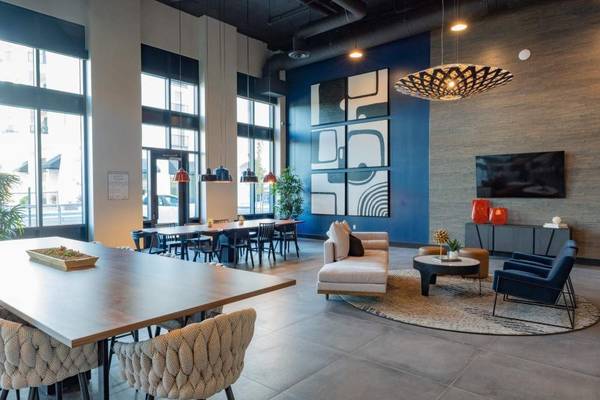 2BD, 2BA - Beautiful Views, Large Windows, & Natural Lighting! 🌞 1