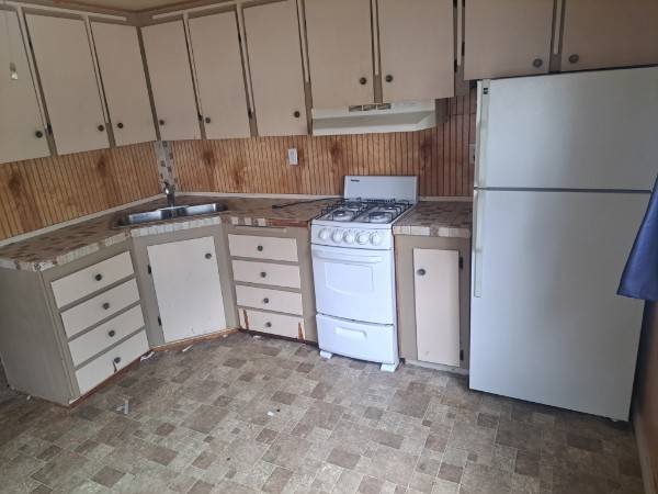 $10,000 / 2br - Classic 1962 Mobil Home: A DIY Dream! With new paint and skirting! (Plymouth)63813311426561124