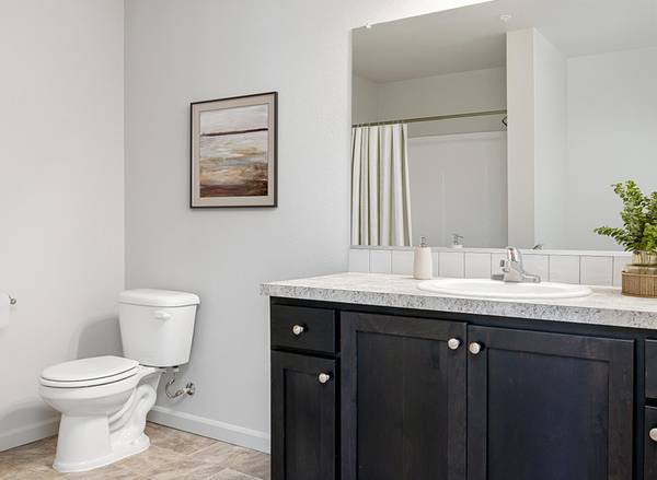 $1,645 / 2br - MOVE IN for $1000 & GET a FREE MONTH - EV Charging Station, Heat & AC (Vancouver)63999457118467121