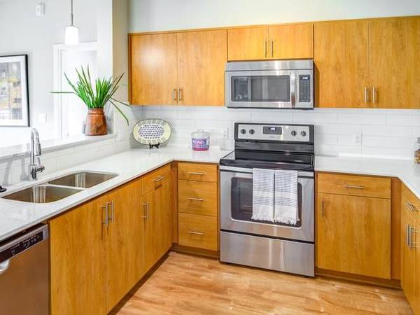 TMLP 13-mo. | Breakfast bars (*), Stainless steel appliances 1