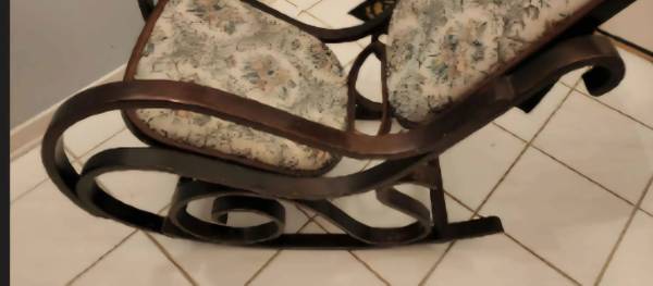 Silla mecedora de estilo Thonet con estructura de madera curvada y tapizada - $125 (Clinton)63470659139587122