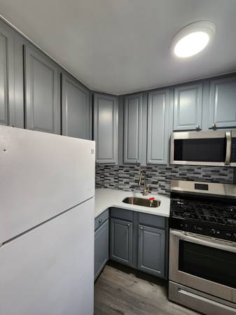 $2,600 / 1br - 1 bedoom with balcony ALL UTILITIES IN new apartment doorman building (REGO PARK)63912046632835120