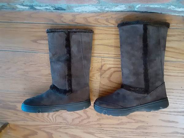 New Women’s Warm Boots - Size 9 1