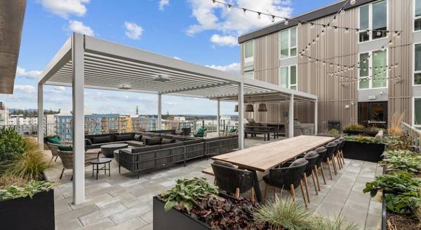 $2,692 / 1br - 680ft2 - Vive la vida de lujo: 1 dormitorio/1 baño con baños inspirados en spa, primero (Redmond)63688480121985123