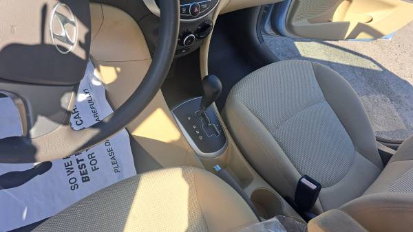2012 Hyundai Accent 4 cilindros automático, 112.000 millas - $4.900 (Webster, NY)63442753188739124