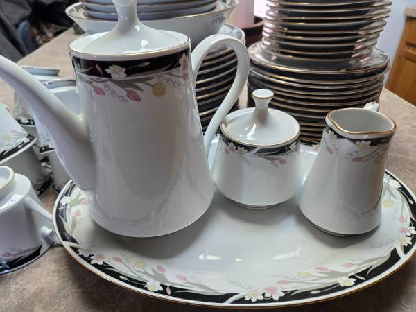 "Michelle" Crown Ming/Fairfield fine China set 1
