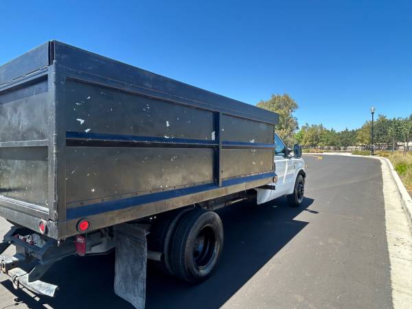 Camión volquete Ford F350 super de 2006 - $10,90063438605753345124