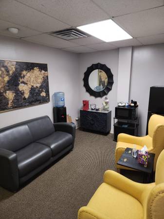 $350 Oficinas Privadas con Ample Estacionamiento y Acceso Fácil (Cedar Rapids)63815134824961122