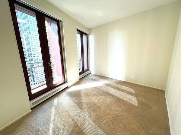 $1,250 / 1br - Amplio apartamento de dos pisos de 1 dormitorio y 1 baño con estilo de adosado. (San Diego, CA)63657173738115123