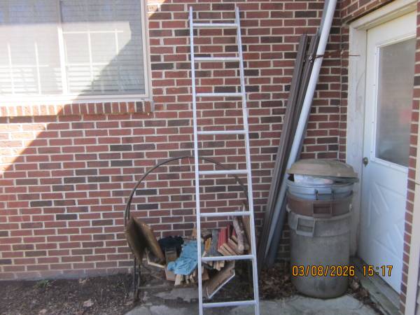 8 FT ALUMINUM STRAIGHT LADDER 1