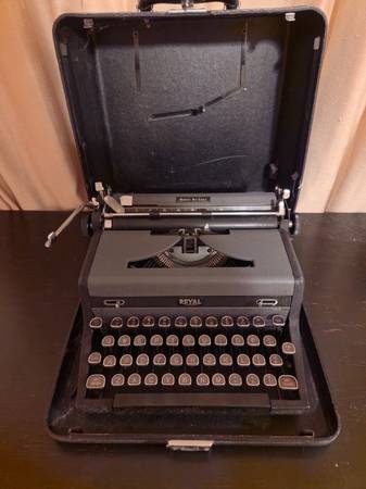 Royal Typewriter with original case 1
