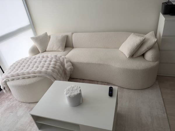 Whote sofa 1
