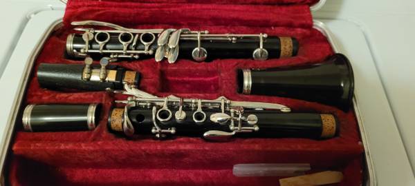 Bundy Clarinet w Case and Stand Excellent Condition 1