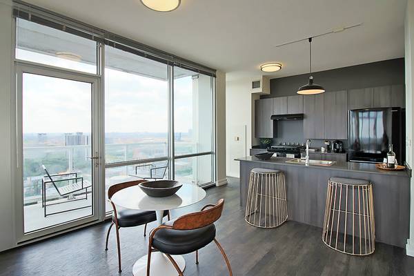 $2,740 / 2br - South Loop 2 bedroom 2 bath In Unit W/D, Gym, Pool, Balcony, Hot tub (South Loop)63898599139331122