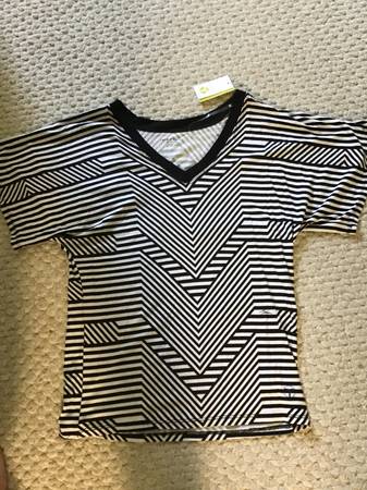 New “Trina Turk” shirt. Size M 1