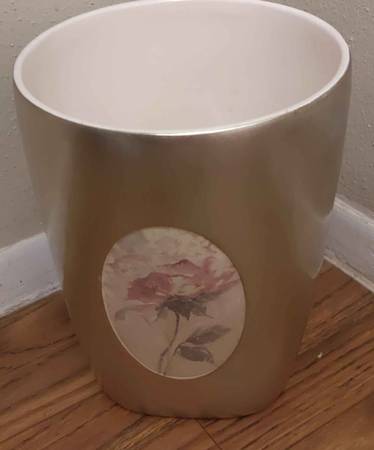 Trash for bathroom 1