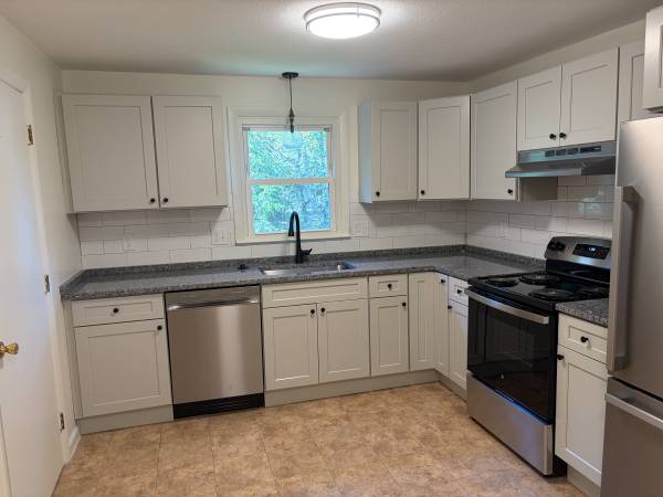 Spacious 2-Bedroom Apartment- Easthampton MA: $1,775 1