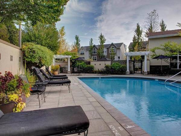 $3,619 / 2br - 1393ft2 - Sala de residentes, ventanas extragrandes, cocina al aire libre y área de parrilla (Redmond)63852483189891123
