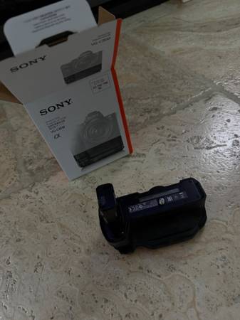 Sony VGC2EM Vertical Grip 1