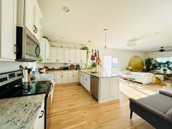 $1,500 / 2br - Beutiful 2bd 1.5 bath house in east- roommate long or short term (East Nashville)63904820659586121