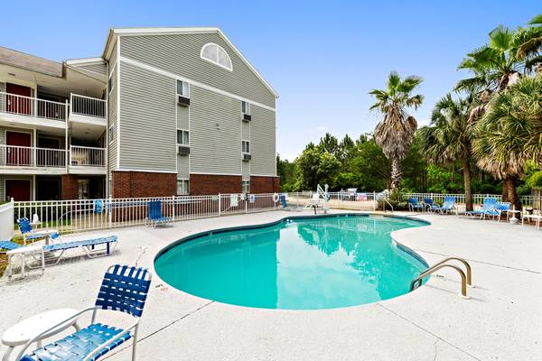 Sparkling Pool, Free Premium Cable TV 1