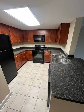 $4,337 / 3br - 1610ft2 - 🌿 Apartamento de dos niveles con estilo de adosado – Amenidades de resort + ahorros en septiembre (Rosslyn, VA)63822290551425123