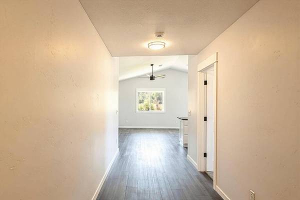 $389,000 / 3br - 1570ft2 - Nueva Casa en Cave Junction IVRE#2679 Venta Pendiente! (Cave Junction)64305205089026123